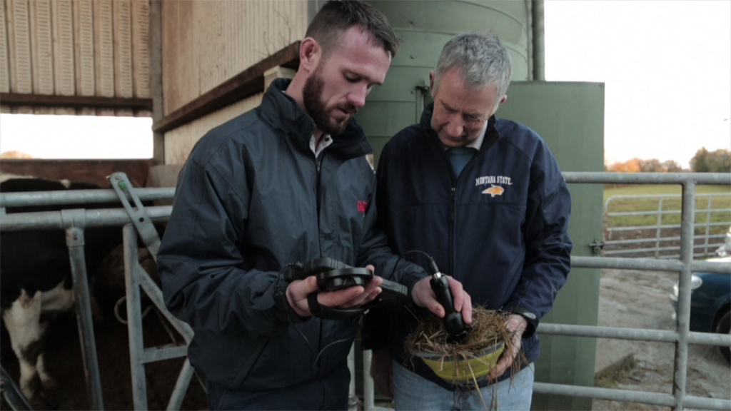 Ross Brady, GAIN Feeds testing Cormac Kelly’s silage with the NIR4 scanner in Tubber, Co. Offaly.