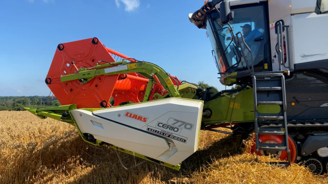 Harvesting gluten free oats for Glanbia with Claas and Valtra