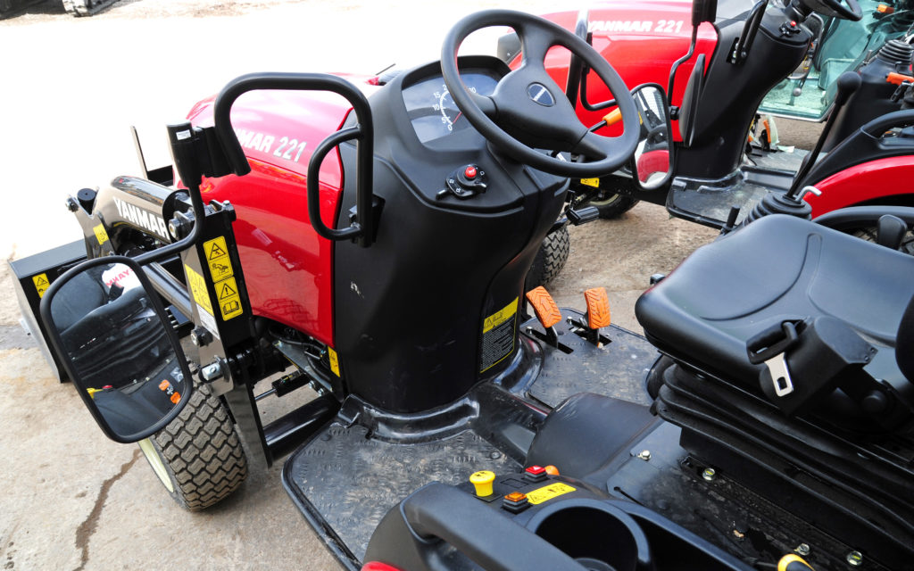 Driving compact tractor 