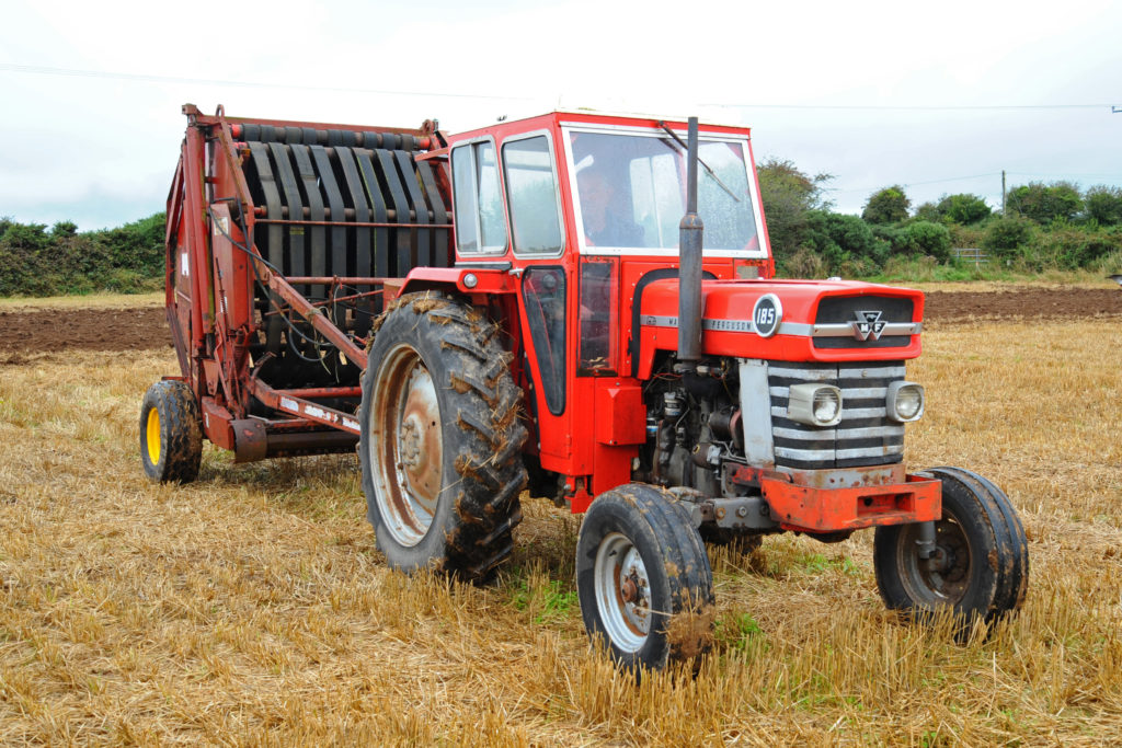 Variable chamber baler