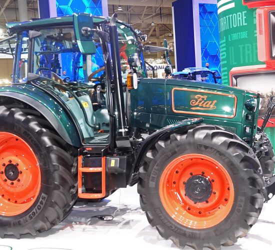 『ゴールド色』デル・ピエロ(FIATgroup、NEW HOLLAND) New Holland's retro model echoes the birth of modern tractors