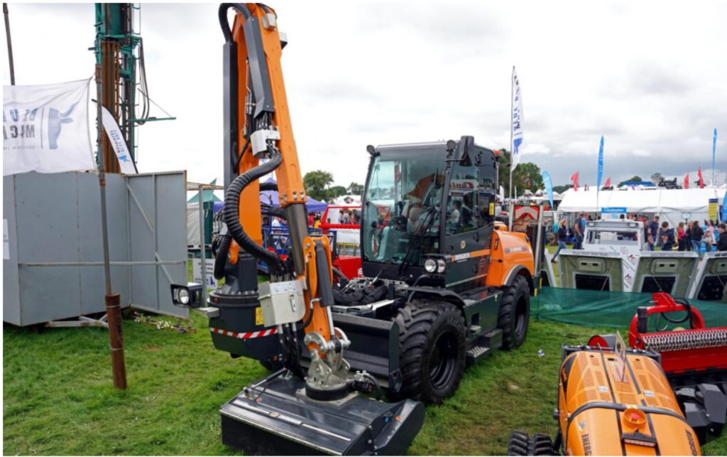 Selfpropelled hedge cutter makes Irish debut Agriland.ie