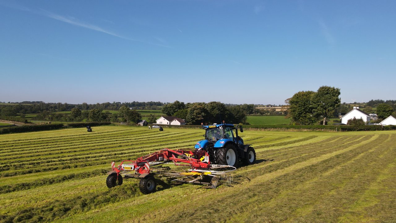 Volare Rake Watch: 'Gliding' rake proves its worth for Co. Antrim contractor ...