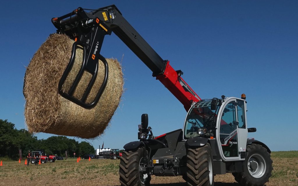 Bobcat in Massey Fergusson colours